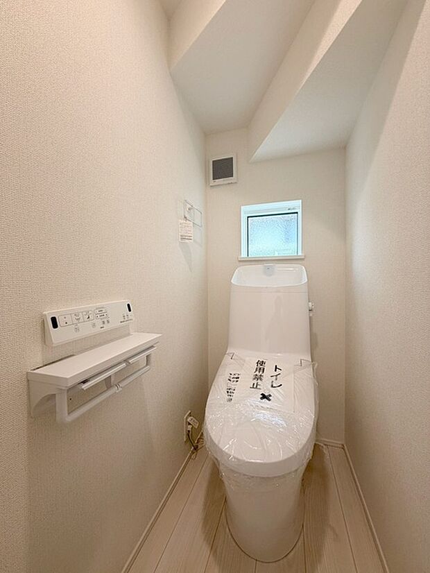 階段下を有効活用したトイレスペース。 便座はもちろんウォシュレット。