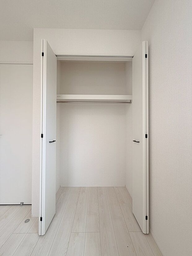 各お部屋に収納が設置されています。