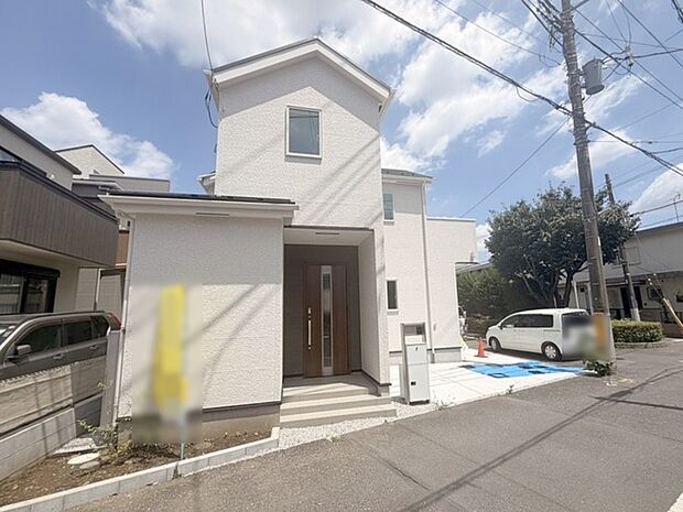 周辺の街並みの中で適度な主張、生活に溶け込むシンプルなデザインの外観が魅力の一戸建です。