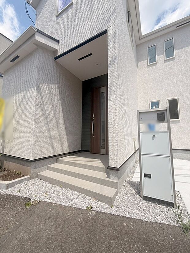 周辺の街並みの中で適度な主張、生活に溶け込むシンプルなデザインの外観が魅力の一戸建です。