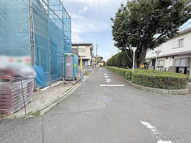 安心して暮らすことのできる住宅街。 住宅地の道路は一般に交通量が少なく車などの騒音が少ないため、住民にとって静かな生活環境が提供されます。