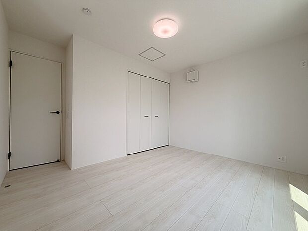 実際に室内をご見学頂くと生活のイメージが広がります。家具を置いたイメージや窓からの景色など、現地で体感ください。 