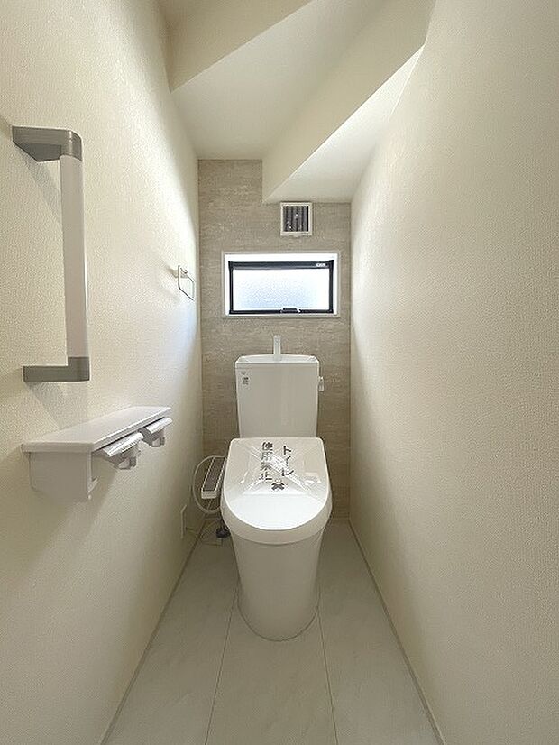 階段下を有効活用したトイレスペース。 便座はもちろんウォシュレット。