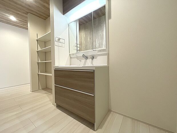 三面鏡に洗面台。 コンセントに照明機能、多機能性を備えた設備です。