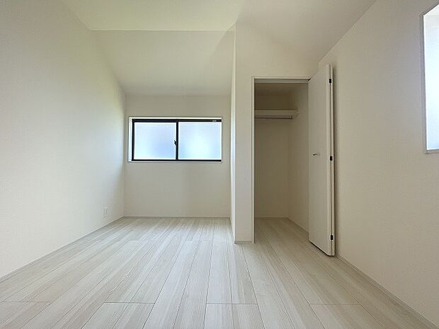 スマートなデザインと賢い収納が生活を快適にします。広々とした雰囲気を演出する工夫が施され、生活空間の魅力を引き出します。