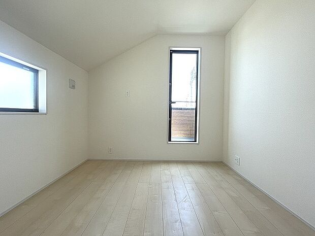 勾配天井の2階のお部屋。この勾配の角度がお洒落な雰囲気を感じさせてくれます。