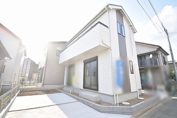 周辺の街並みの中で適度な主張、生活に溶け込むシンプルなデザインの外観が魅力の一戸建です。 