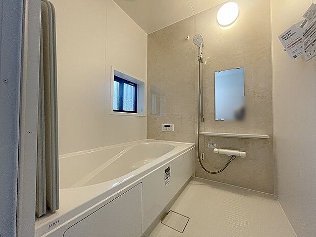 一日の疲れを癒してくれるゆったりとしたバスルームです。