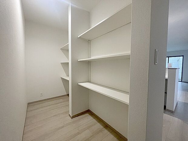 キッチン奥のパントリー収納。 豊富な収納スペースもこの物件の特長の一つ。各所に収納が完備されており、生活をスッキリと整えることができます。