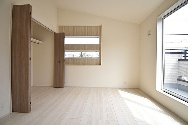 スタイリッシュなデザインと快適な居住性を兼ね備えた洋室。広々とした空間は、自分らしいインテリアを楽しむことができるほか、リラックスした時間を過ごすことができそうです。 