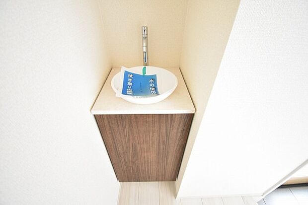 玄関には便利な手洗器付き