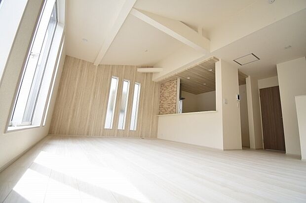家族が一番集まる場所だから広々としつつも素敵な空間であって欲しい。みんながくつろぐリビングからキッチンまでが一つの空間のように繋がる間取り。 