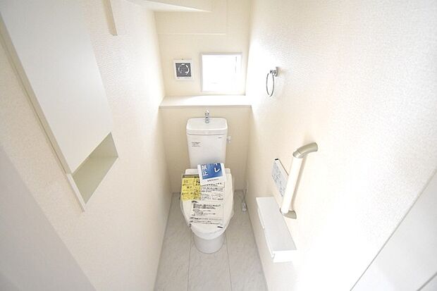 トイレにはウォシュレット機能を標準装備。 