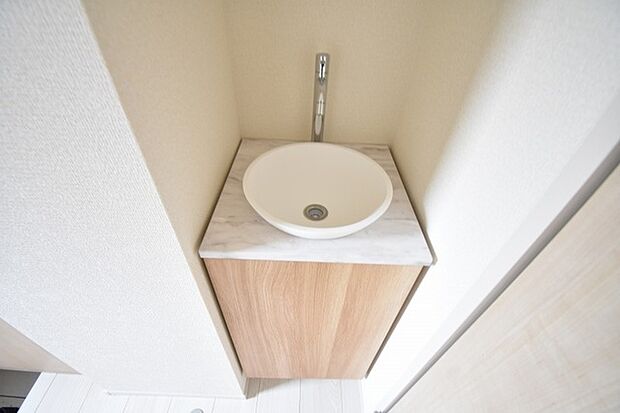 玄関には便利な手洗器付き。
