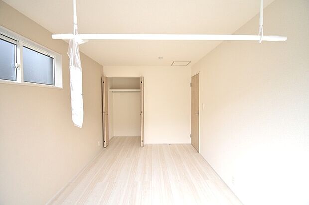 洋室はモダンなデザインと機能性を備え、快適な生活空間に。明るい窓から差し込む自然光が広々とした空間をさらに明るく開放的に感じさせます。  