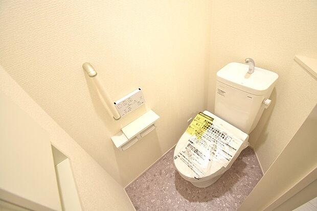 トイレにはウォシュレット機能を標準装備。 