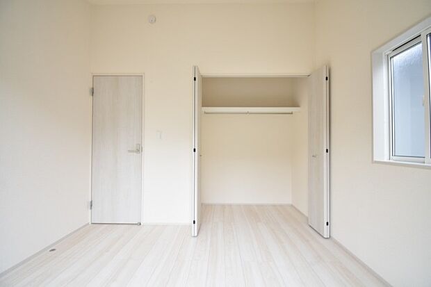 実際に室内をご見学頂くと生活のイメージが広がると思います。家具を置いたイメージや窓からの景色など。周辺で販売に出している物件も一緒にまとめてご見学頂き、比較する事もできます。