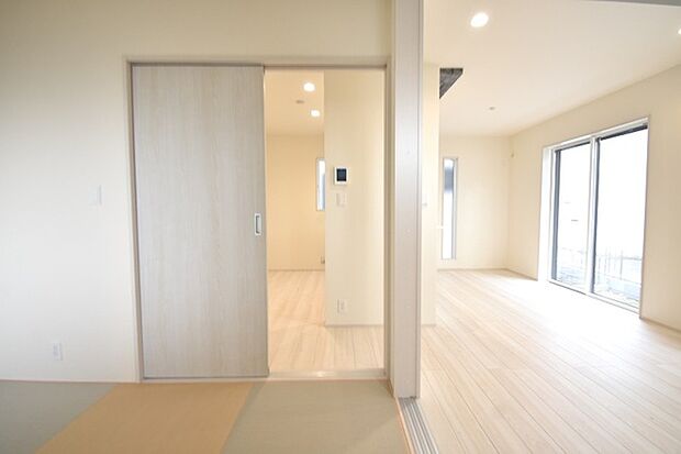 実際に室内をご見学頂くと生活のイメージが広がると思います。家具を置いたイメージや窓からの景色など。周辺で販売に出している物件も一緒にまとめてご見学頂き、比較する事もできます。