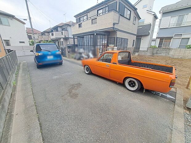 安心して暮らすことのできる住宅街。 住宅地の道路は一般に交通量が少なく車などの騒音が少ないため、住民にとって静かな生活環境が提供されます。