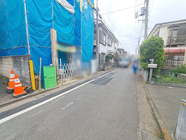安心して暮らすことのできる住宅街。　住宅地の道路は一般に交通量が少なく車などの騒音が少ないため、住民にとって静かな生活環境が提供されます。 