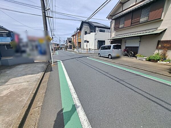 安心して暮らすことのできる住宅街。　住宅地の道路は一般に交通量が少なく車などの騒音が少ないため、住民にとって静かな生活環境が提供されます。