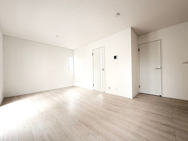 家族の集まるリビングは気持ちの良い自然光が差し込む団欒空間。室内のご見学予約も随時、受付中ですのでお気軽にお問合せください。