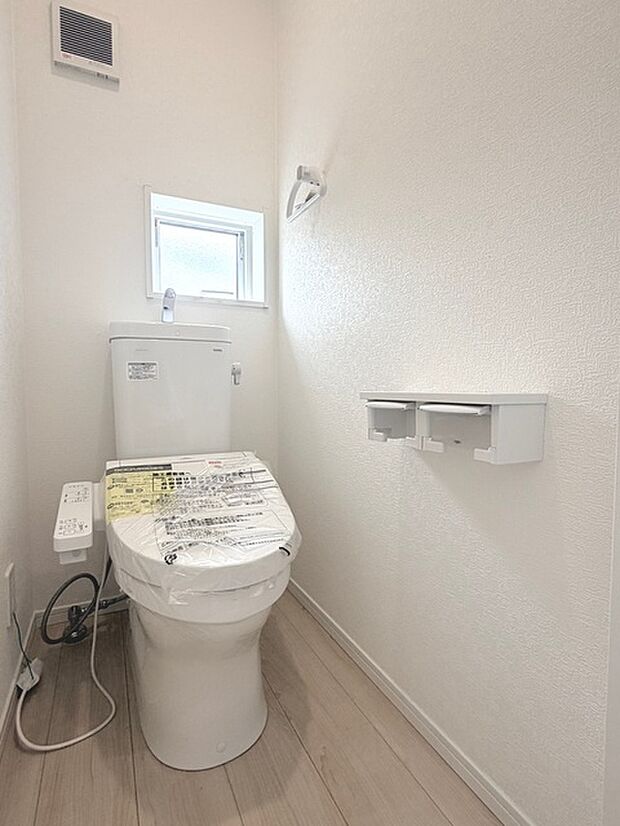 トイレにはウォシュレット機能を標準装備。