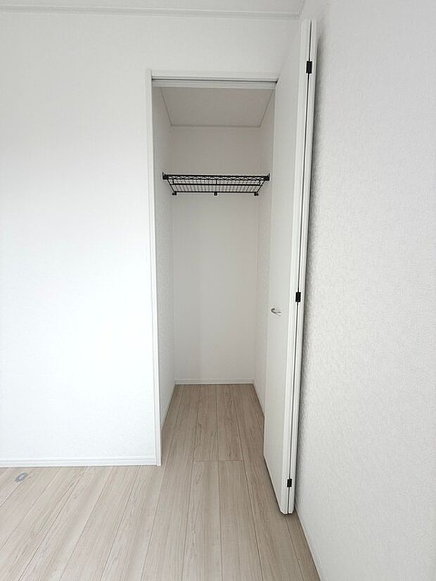 各所に効率的に配置された収納スペースがあり、日常のモノをすっきりと収納できます。