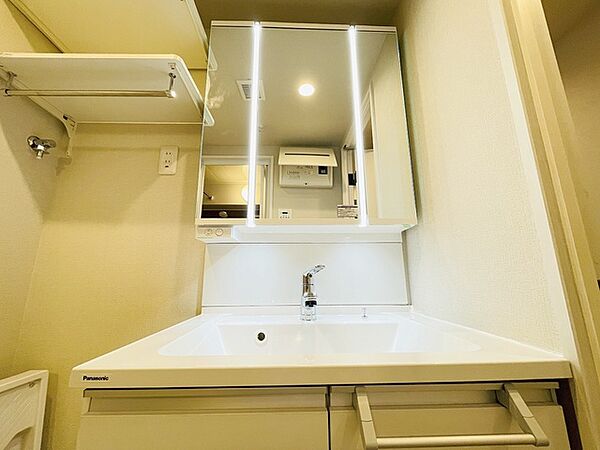 三面鏡に洗面台。 コンセントに照明機能、多機能性を備えた設備です。