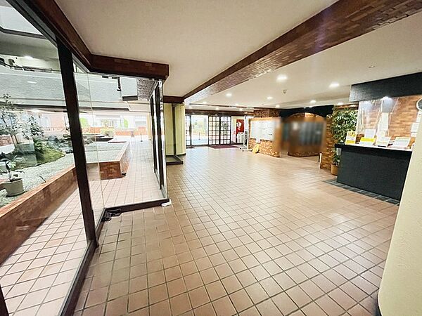 周辺の街並みの中で適度な主張、生活に溶け込むシンプルなデザインの外観が魅力の建物です。