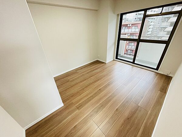 洋室はモダンなデザインと機能性を備え、快適な生活空間に。明るい窓から差し込む自然光が広々とした空間をさらに明るく開放的に感じさせます。