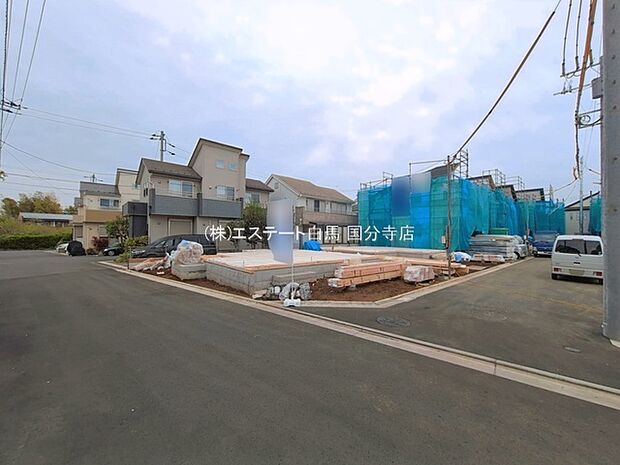 安心して暮らすことのできる住宅街。 住宅地の道路は一般に交通量が少なく車などの騒音が少ないため、住民にとって静かな生活環境が提供されます。