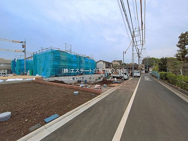 安心して暮らすことのできる住宅街。 住宅地の道路は一般に交通量が少なく車などの騒音が少ないため、住民にとって静かな生活環境が提供されます。
