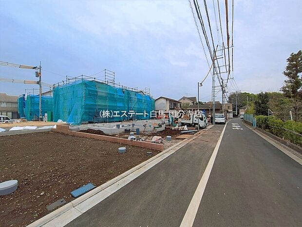 安心して暮らすことのできる住宅街。　住宅地の道路は一般に交通量が少なく車などの騒音が少ないため、住民にとって静かな生活環境が提供されます。 
