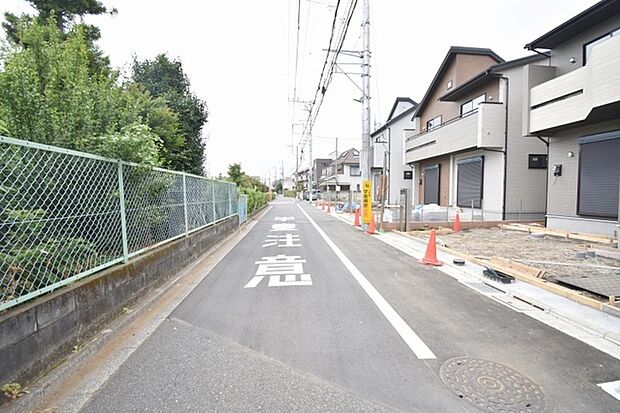 安心して暮らすことのできる住宅街。　住宅地の道路は一般に交通量が少なく車などの騒音が少ないため、住民にとって静かな生活環境が提供されます。 