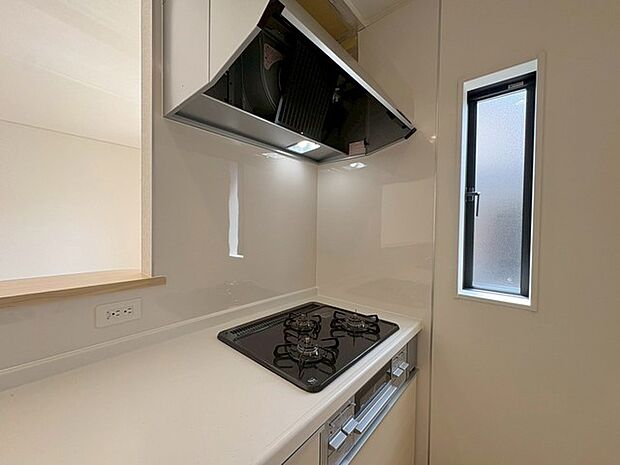 キッチンコンロスペースの近くには、空気の入れ替えが可能な開口部を設置!! お料理をする際には、換気扇を回しながら匂いが籠らない様に開放してお料理もお楽しみ頂けます。