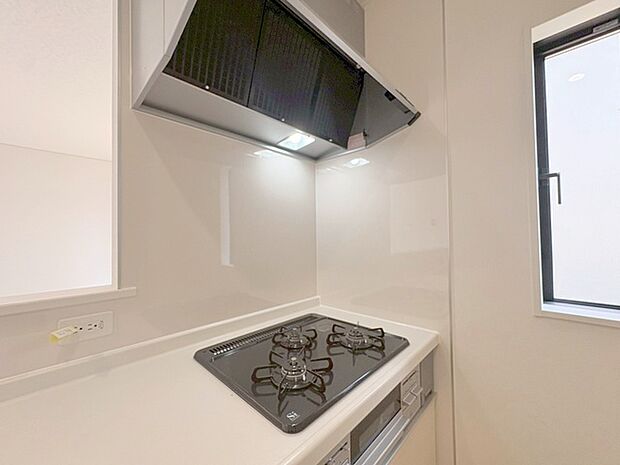 キッチンコンロスペースの近くには、空気の入れ替えが可能な開口部を設置!! お料理をする際には、換気扇を回しながら匂いが籠らない様に開放してお料理もお楽しみ頂けます。