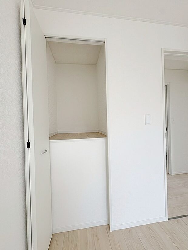 各所に効率的に配置された収納スペースがあり、日常のモノをすっきりと収納できます。