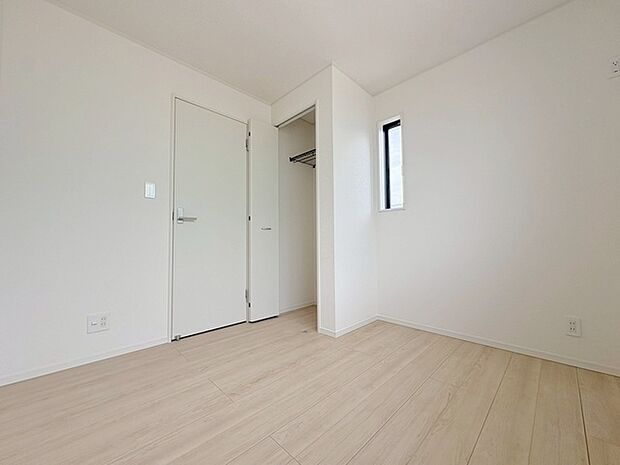 スタイリッシュなデザインと快適な居住性を兼ね備えた洋室。広々とした空間は、自分らしいインテリアを楽しむことができるほか、リラックスした時間を過ごすことができそうです。