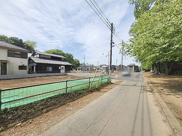 安心して暮らすことのできる住宅街。　住宅地の道路は一般に交通量が少なく車などの騒音が少ないため、住民にとって静かな生活環境が提供されます。 