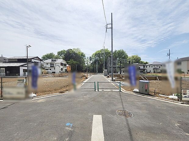 安心して暮らすことのできる住宅街。　住宅地の道路は一般に交通量が少なく車などの騒音が少ないため、住民にとって静かな生活環境が提供されます。 