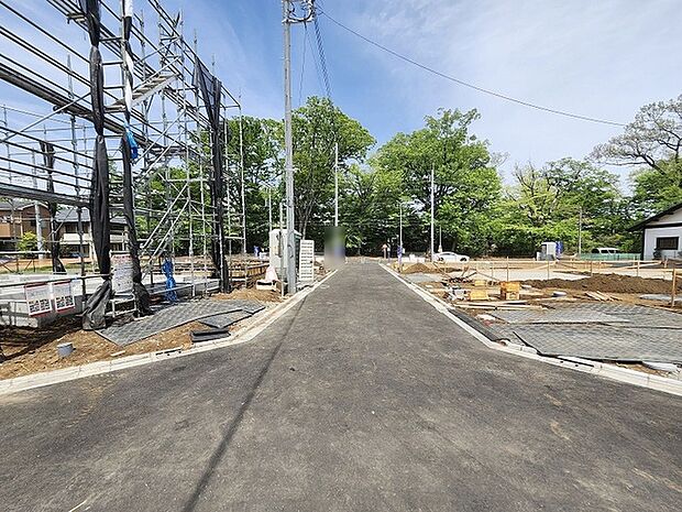 安心して暮らすことのできる住宅街。　住宅地の道路は一般に交通量が少なく車などの騒音が少ないため、住民にとって静かな生活環境が提供されます。 