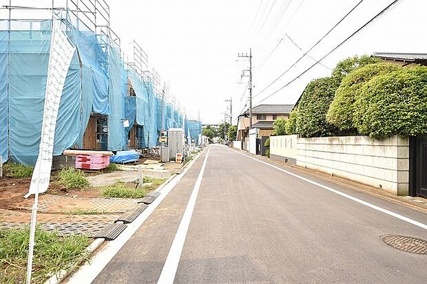 安心して暮らすことのできる住宅街。　住宅地の道路は一般に交通量が少なく車などの騒音が少ないため、住民にとって静かな生活環境が提供されます。 
