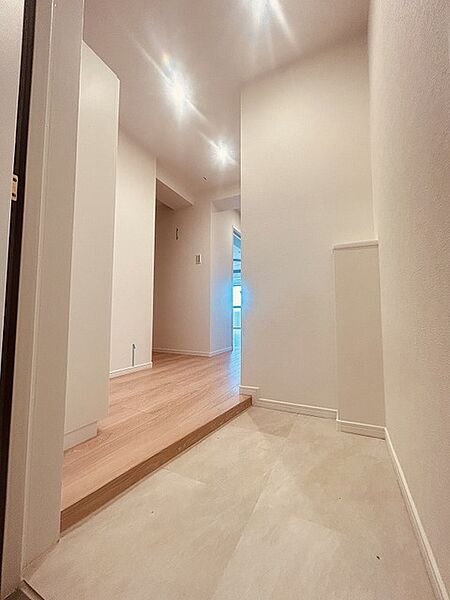 玄関は家の第一印象を左右する重要な場所。ほどよい広さとスタイリッシュな色遣いが印象的です。