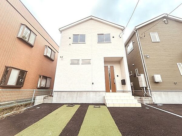周辺の街並みの中で適度な主張、生活に溶け込むシンプルなデザインの外観が魅力の一戸建です。