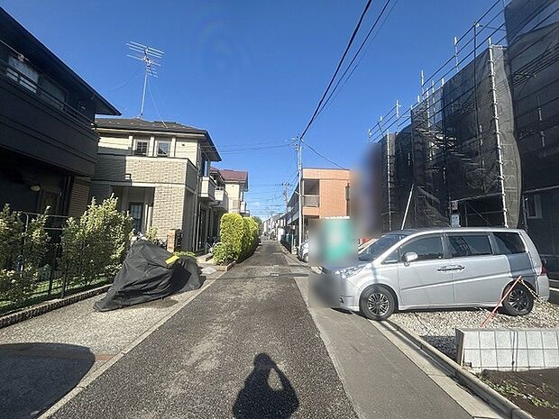 安心して暮らすことのできる住宅街。 住宅地の道路は一般に交通量が少なく車などの騒音が少ないため、住民にとって静かな生活環境が提供されます。