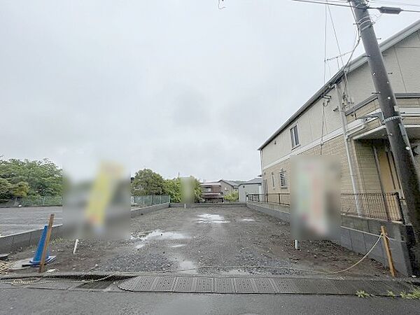 現地ご見学の際、スタッフが様々なご質問に対応いたします、周辺環境、前面道路、建築可能な建物について、ぜひご相談ください。