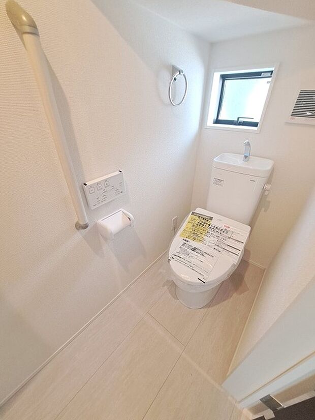 階段下を有効活用したトイレスペース。 便座はもちろんウォシュレット。  