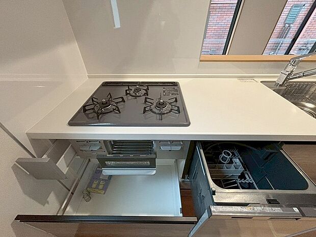 お料理をしながらリビングの家族やゲストとの会話が楽しめるカウンタータイプのキッチン。毎日のお料理を楽しく快適に。