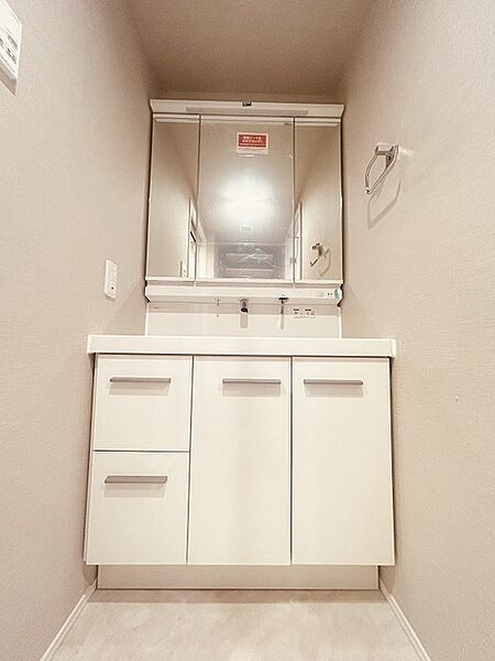 三面鏡に洗面台。 コンセントに照明機能、多機能性を備えた設備です。